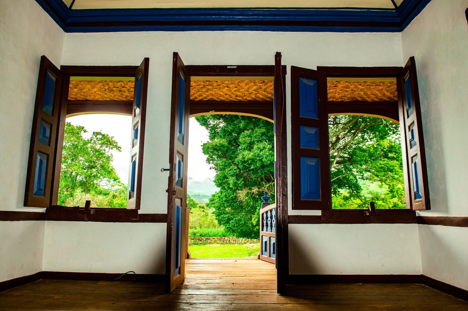 Multiple open windows and door creating cross-ventilation through a room