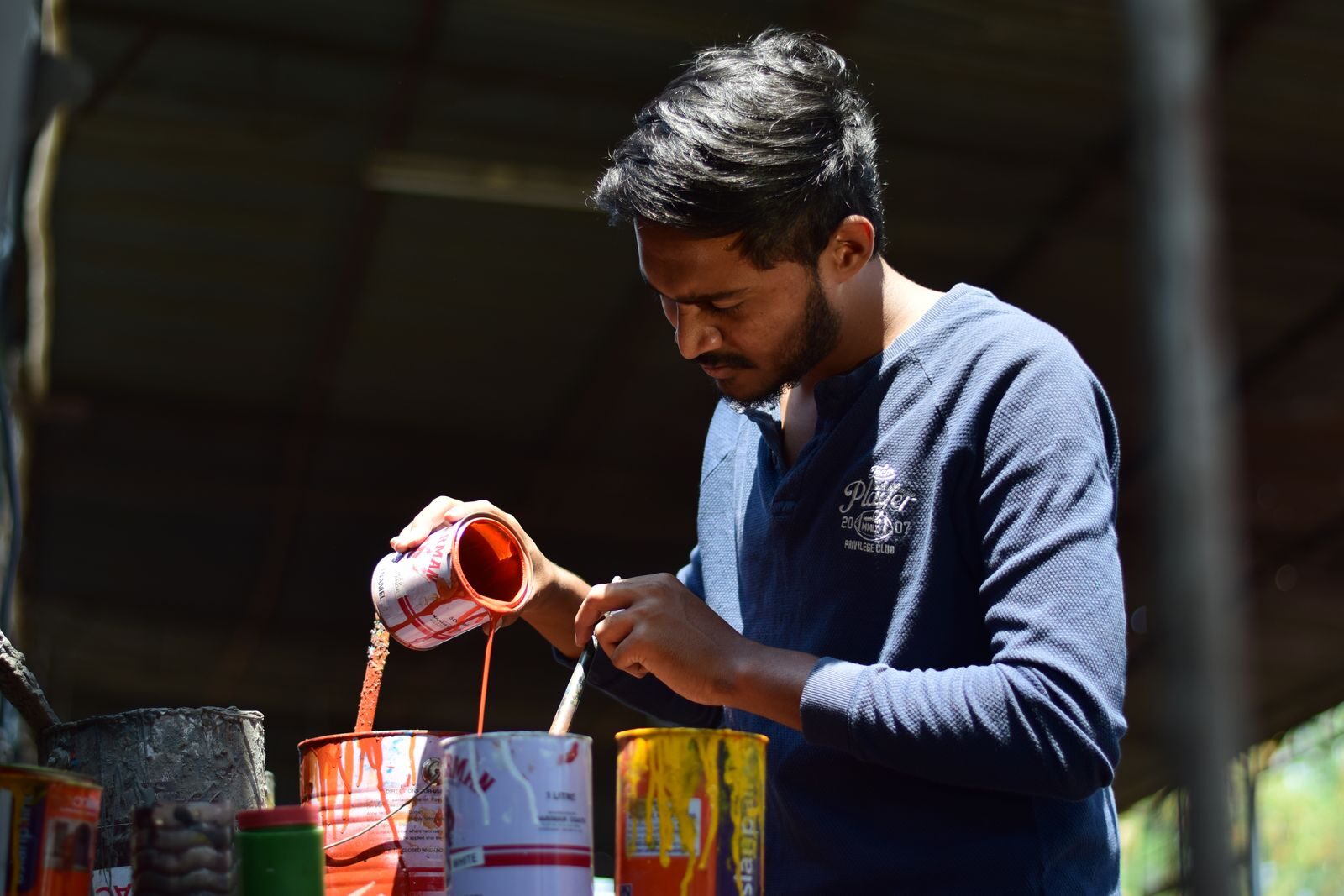 Mixing coloured paint by hand