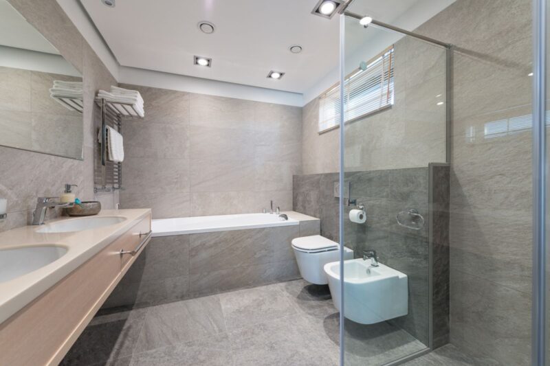 How Long to Run a Bathroom Extractor Fan (And Why the Timing Works)