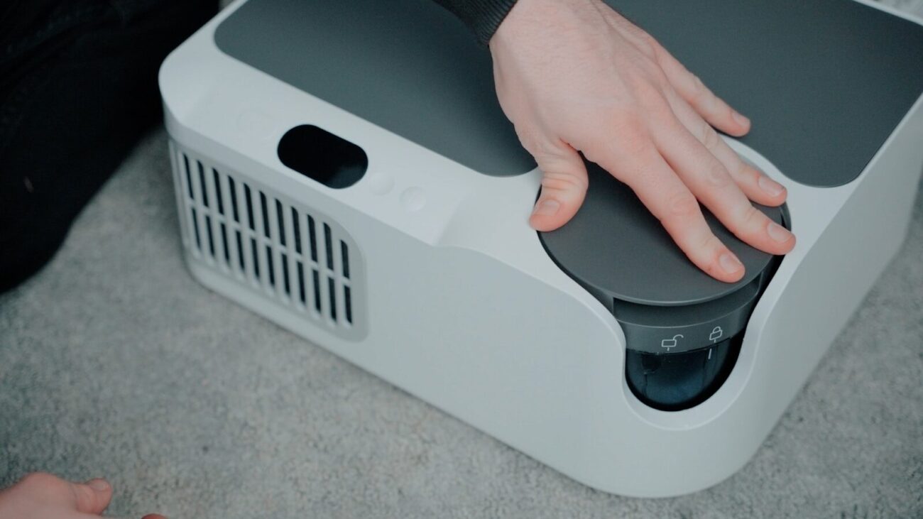 Electronic air purifier device with control dial in a home