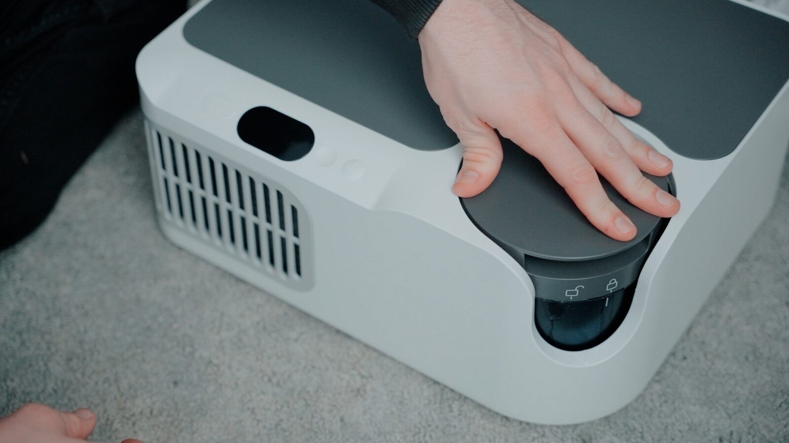 Electronic air purifier device with control dial in a home