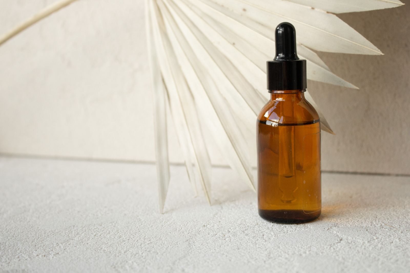 Amber bottle protecting a light-sensitive serum